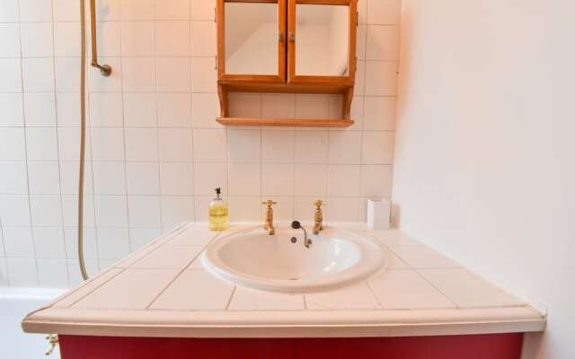 2 Bedroom Top Floor Flat Near Willesden Green