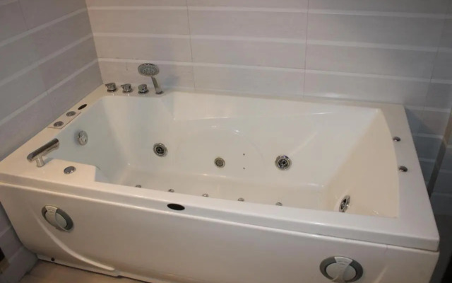 Bellmont Hotel Noida