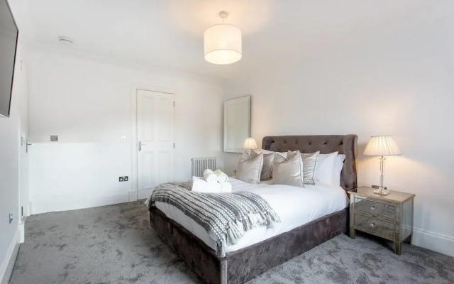 Luxury 4-bedroom Townhouse in Prestigious West End