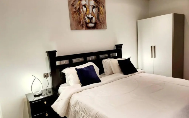 Luxurious & Comfy Gem-5 Star Location-pools, Gym!