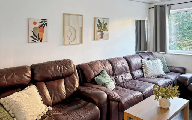 Relaxing Getaway With Hot Tub & Sauna Sleeps 6
