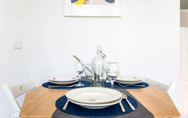 Bonjardim Studio w/ Balcony by LovelyStay