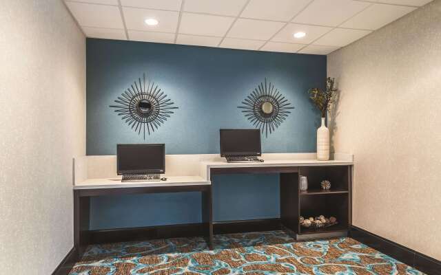 La Quinta Inn & Suites by Wyndham Dallas Grand Prairie South