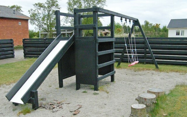 Seaside Holiday Home for 4 in Askeby