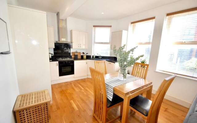 Apartment With 2 Bedrooms in Greater London, With Wifi