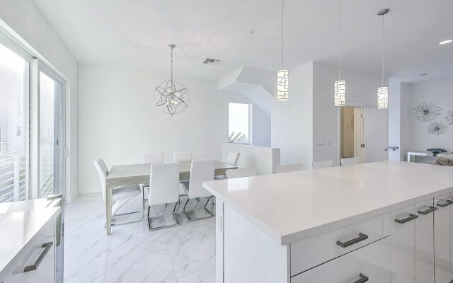 Tri-level Pompano Beach Townhouse by RedAwning