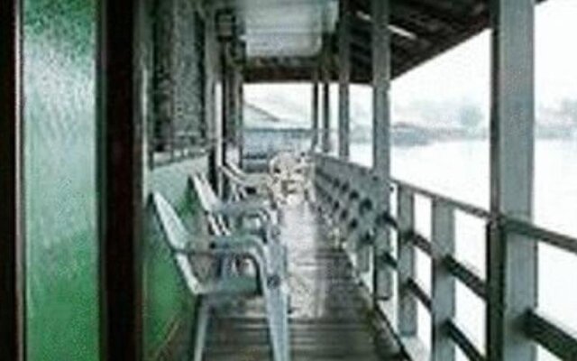 Sam's River Raft House