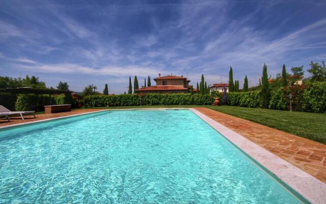 Spacious Cottage in Lucignano with Garden