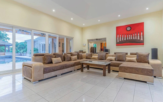 Tropical Luxury 4BR Pool Villa w Game Area