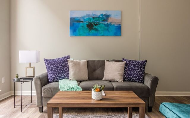 Downtown 1 & 2 BR Apt with Kitchen by Frontdesk