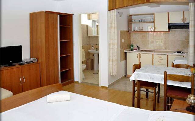 Immaculate 4-bed House in Lumbarda