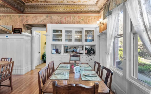 Hennessey House