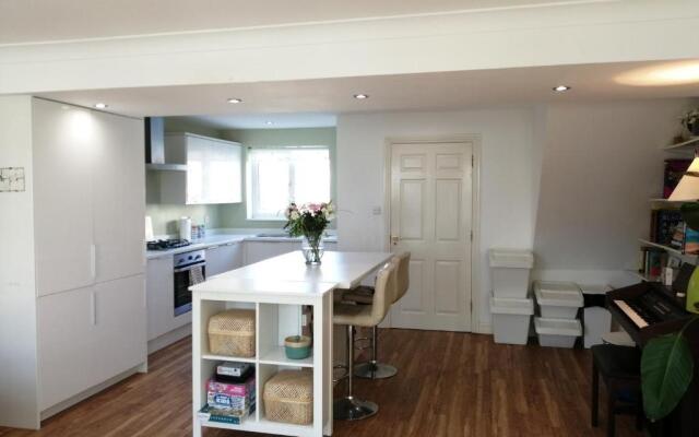 Spacious townhouse with sea views near Cardiff