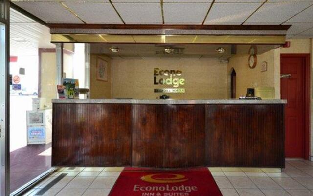 Econo Lodge Inn & Suites