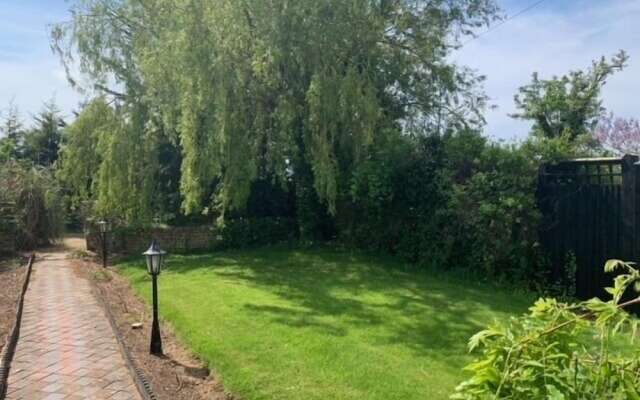 Stunning Estate Sleeps 22 Private Parking & Garden