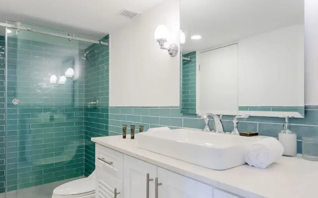 w Elegant 3BR With Modern Terrace in Panama