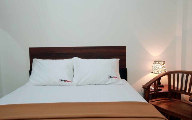 RedDoorz near Marlboro