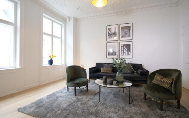 Sanders King - Smart 4-bdr Apt in City Center