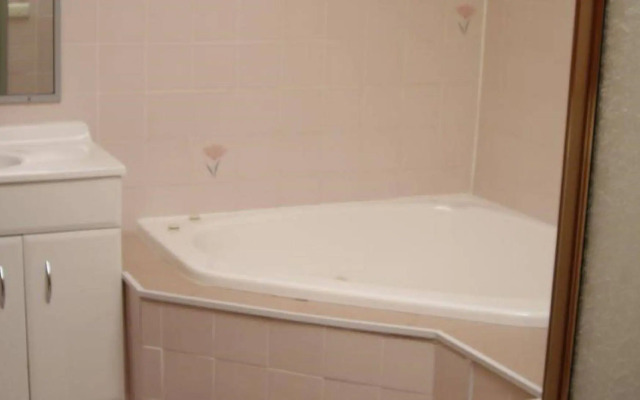 Estelle Kramer Motor Inn