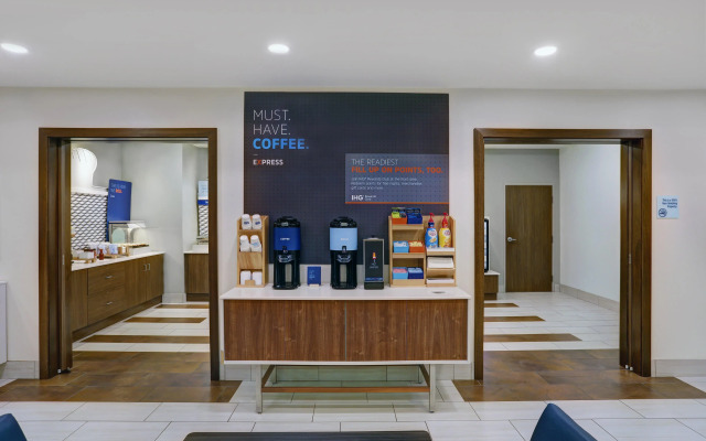 Holiday Inn Express & Suites Lenexa - Overland Park Area by IHG