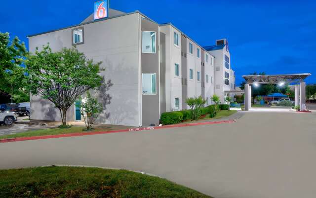 Motel 6 Benbrook, TX - Fort Worth