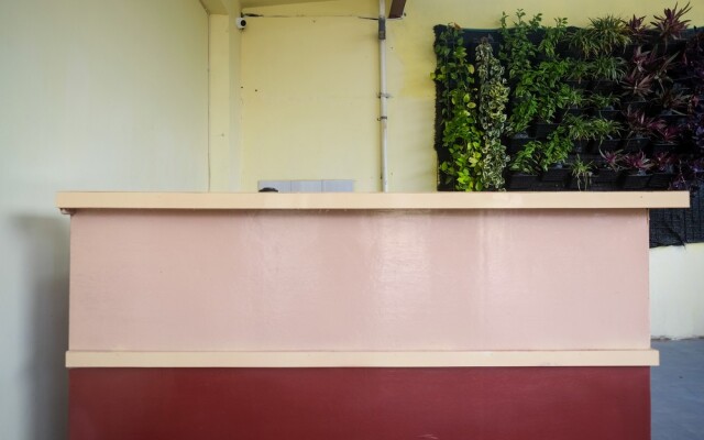 RedDoorz near Tirtonadi Park Solo