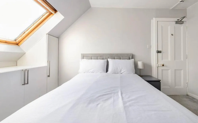Stunning 5 Bedroom Large Apartment With Parking