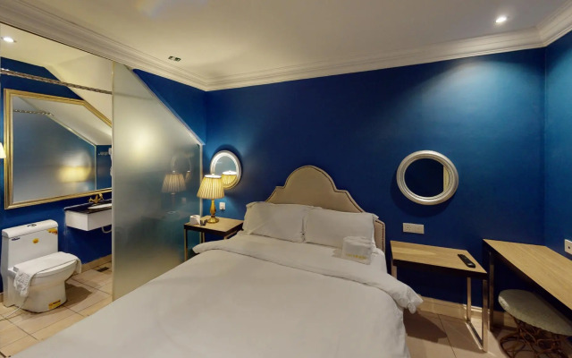 1 Day Car Hotel Station 18