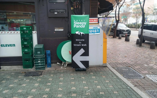 Hotel Sleepy Panda Stream Walk