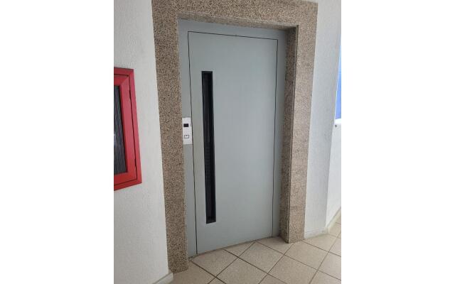 Apto 3Qts Cond. c/ piscina a 600m da Praia CEE202