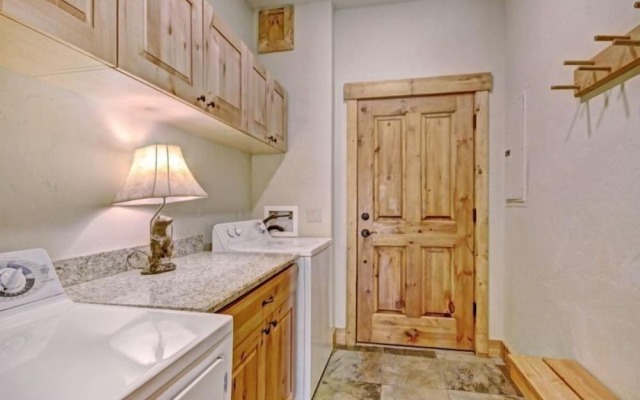 Mountain Thunder Lodge 3 Bedroom Vacation Rental in Breckenridge With Access to a Hot Tub Just Two Blocks From Main Street