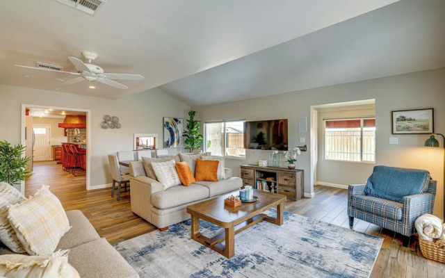 5 Mi to Phoenix Zoo: Poolside Paradise!