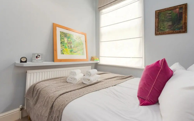 Charming Flat in Leafy West London by Underthedoormat