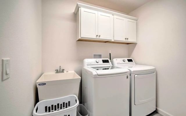 Open-concept Wildwood Home w/ Lanai & Yard!