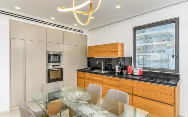 Luxury 2bdrm balcony & parking close to the Beach