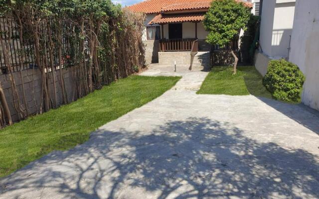 Family house with garden in the center of Polychrono