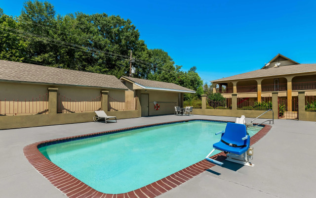 Best Western Delhi Inn