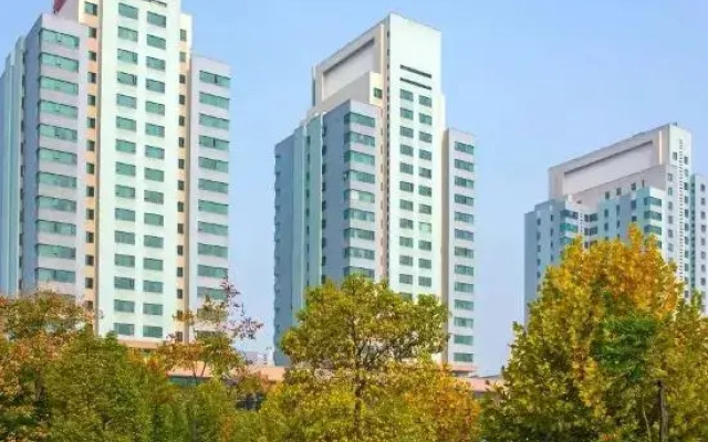 Xinbao Lijing Hotel (Shayang Hehua Road Food Street)