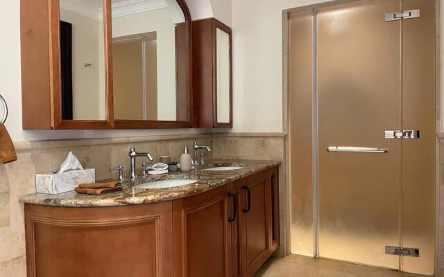 Cheerful 4-bedroom Villa With Shared Pool