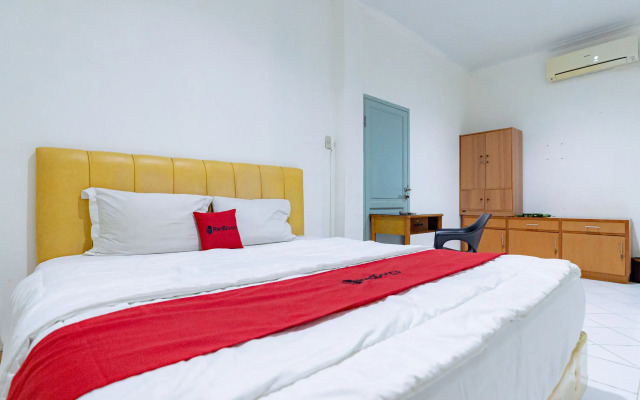RedDoorz Plus @ Jalan Iskandar Muda Medan