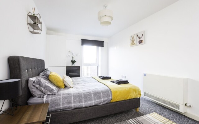 Large Apartment With Balcony Free Parking & Fast Wifi