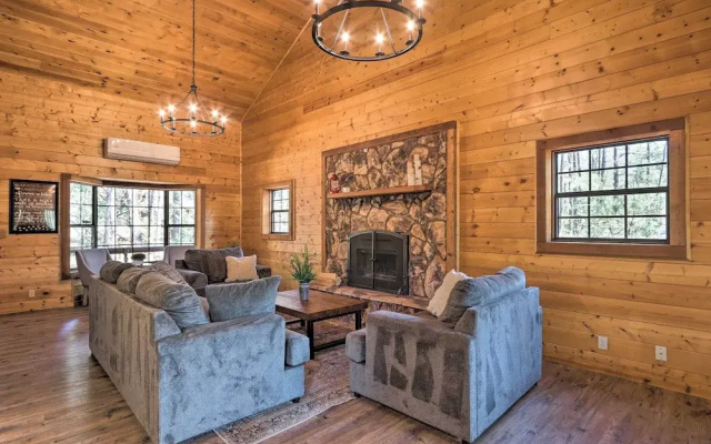 Deck, Games & Fire Pit: Modern Pine Cabin!
