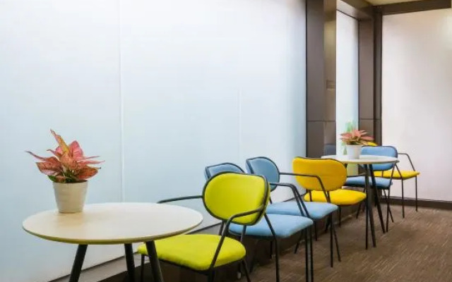 Mingyue Business Hotel(Huaqiang North subway station store)