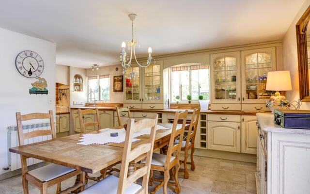 Lavish Villa in Mouans-sartoux With Sauna