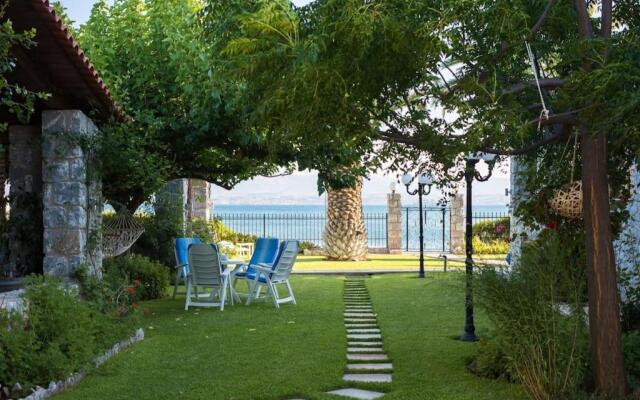 Seafront Luxury Villa w 5-en Suite BR BBQ