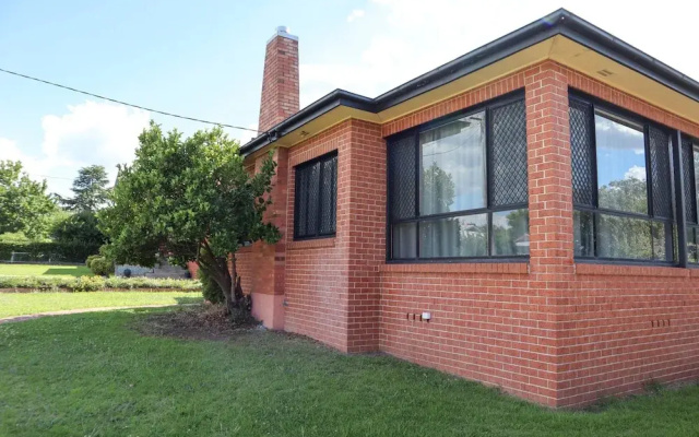 Spacious 3-bed Home in Central Tenterfield