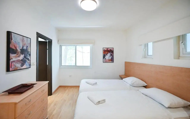 Pretty 2BR in Ben Gurion Blvd by HolyGuest