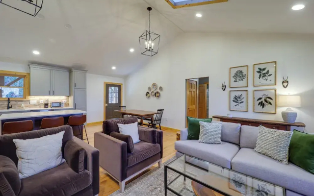 Blowing Rock Escape w/ Covered Deck & Fire Pit