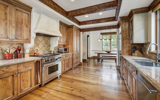 5BR Alpine Luxury Home with Private Hot Tub by RedAwning - Save 20% on 7+ Nights!