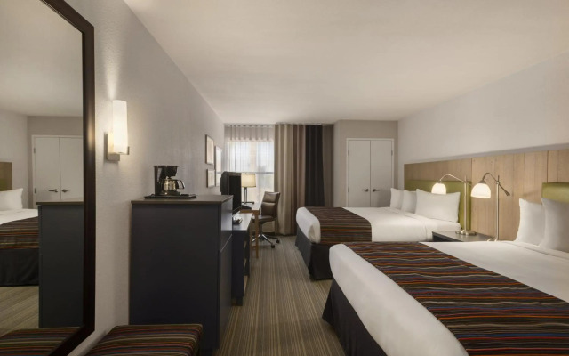 GreenTree Inn & Suites Phoenix Sky Harbor